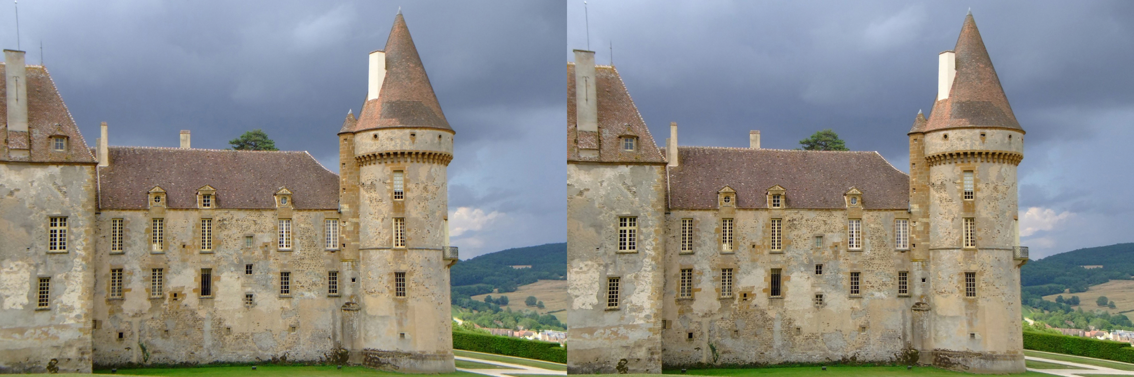 La tour d'angle sur la vallee, facade a restaurer
