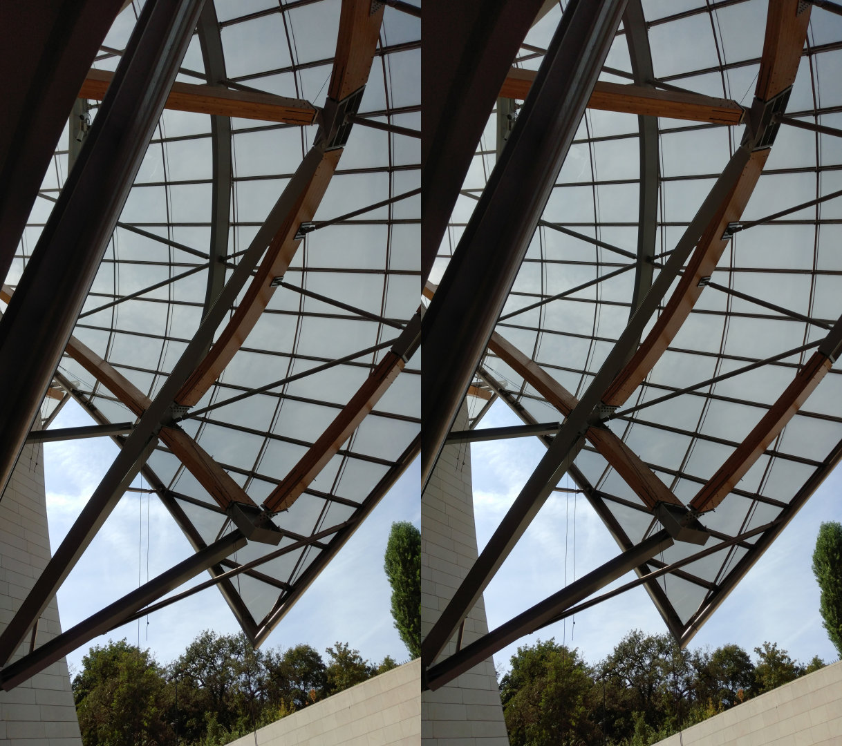 Vue de la structure en verre et acier du toit