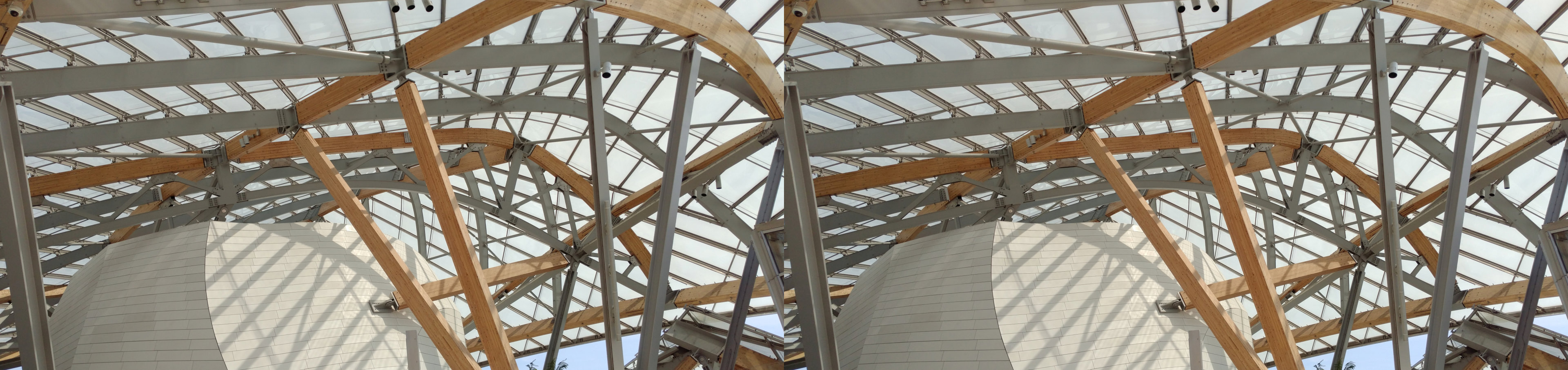 Vue générale de la structure en bois, acier et verre du toit