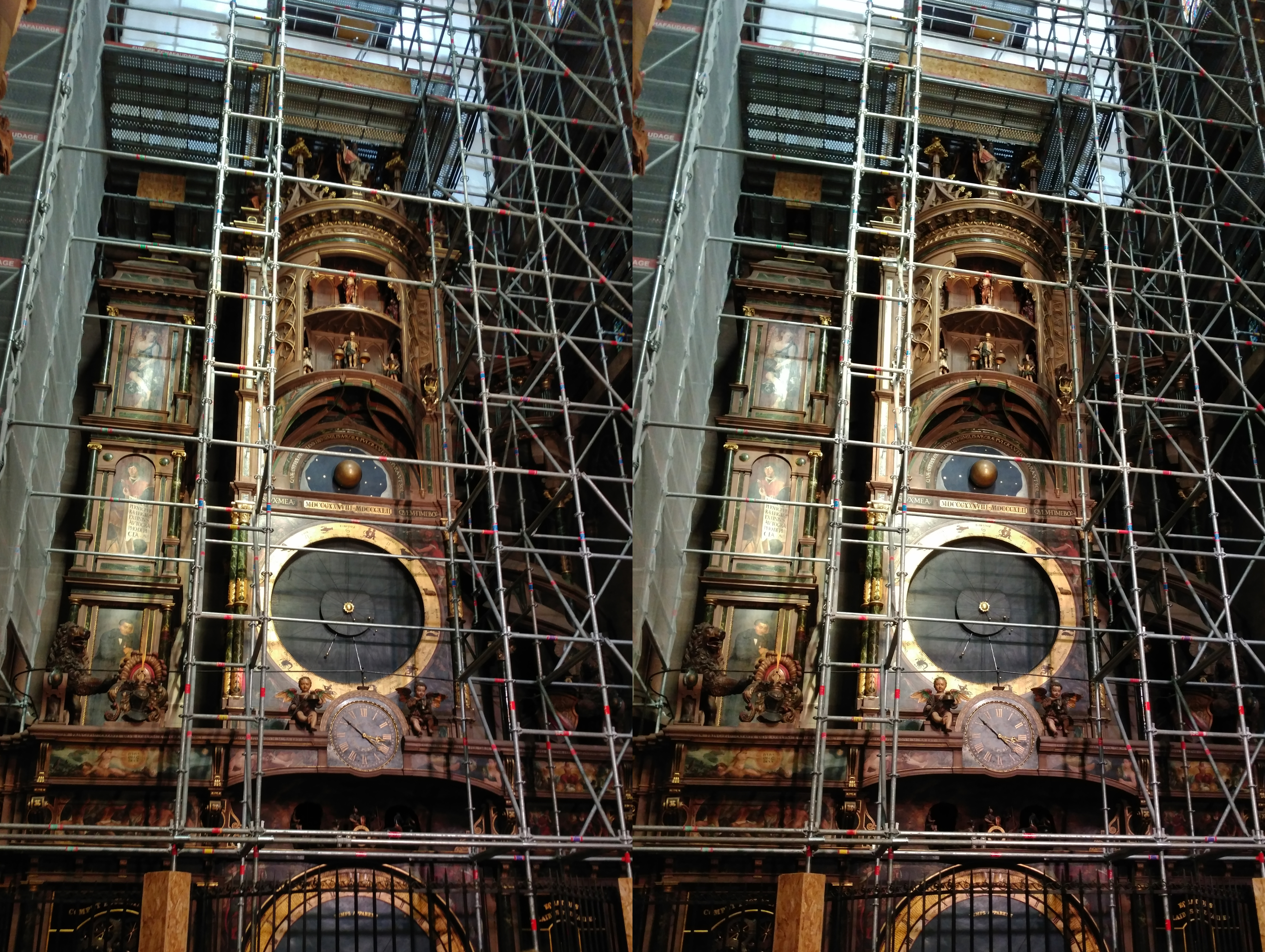 L'horloge astronomique en cours de démontage pour restauration