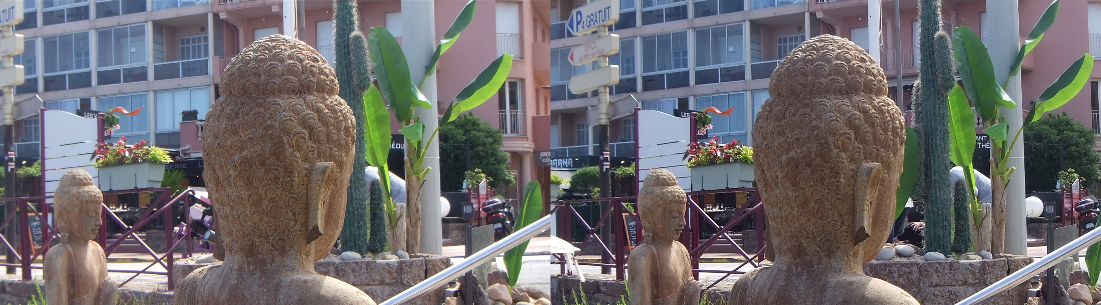 Sculptures asiatiques sur la terrasse d'un restaurant