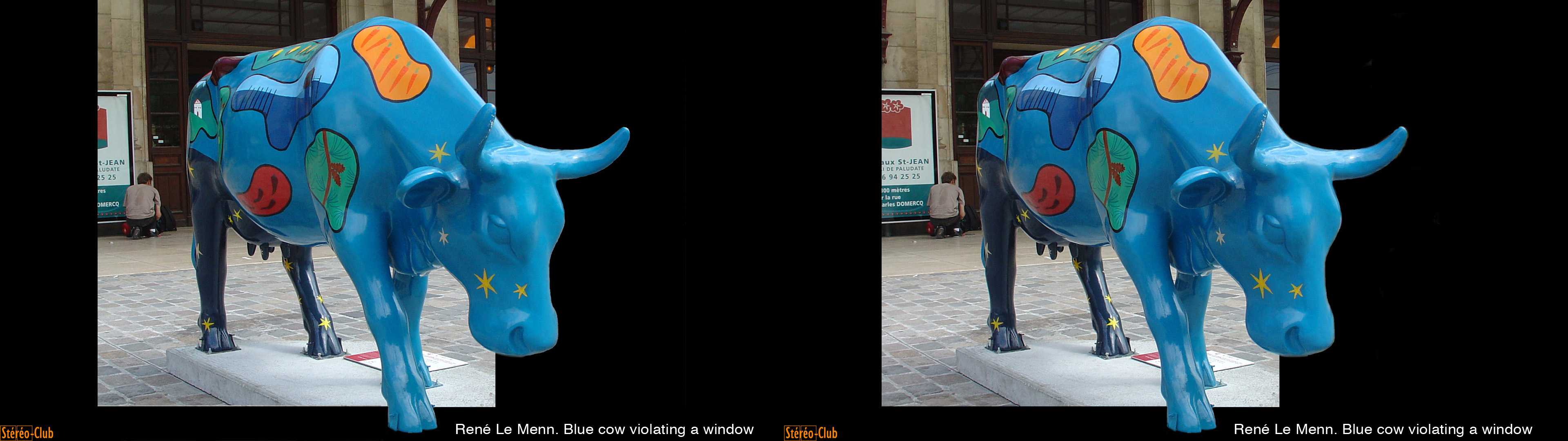 Vache bleue violant une fenêtre