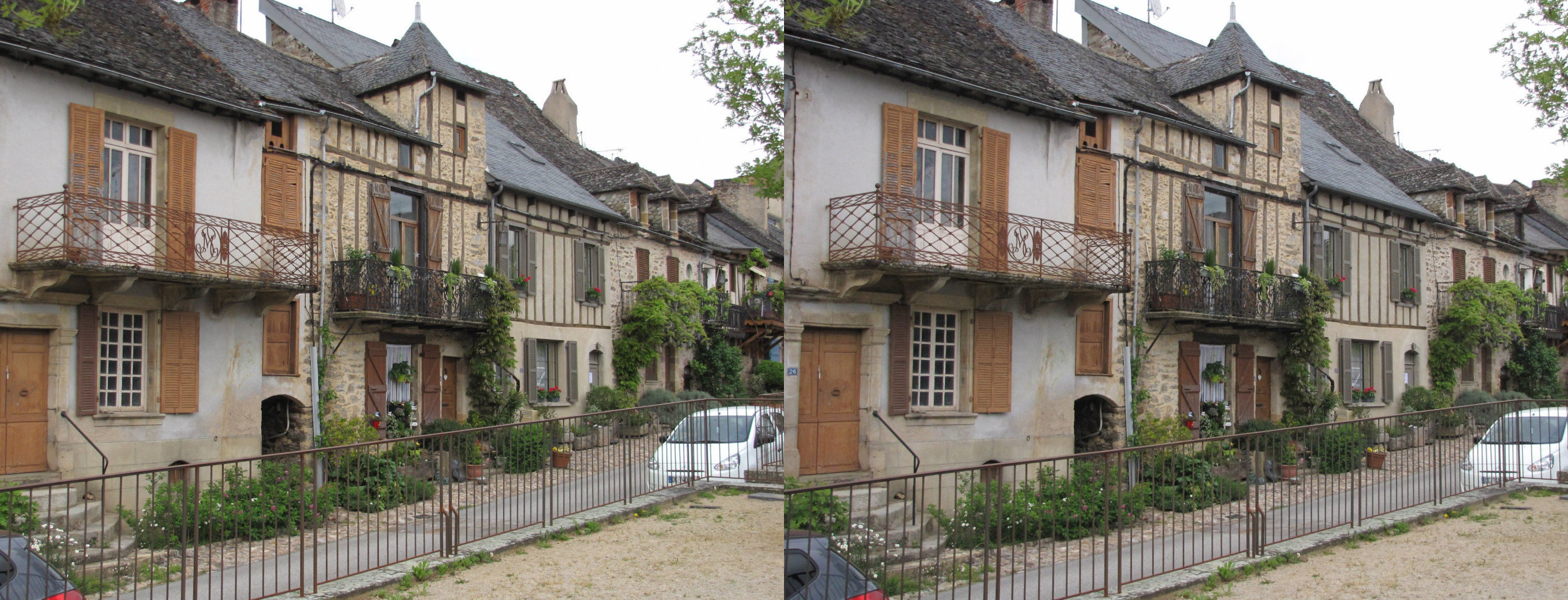 Autre côté des maisons de la place