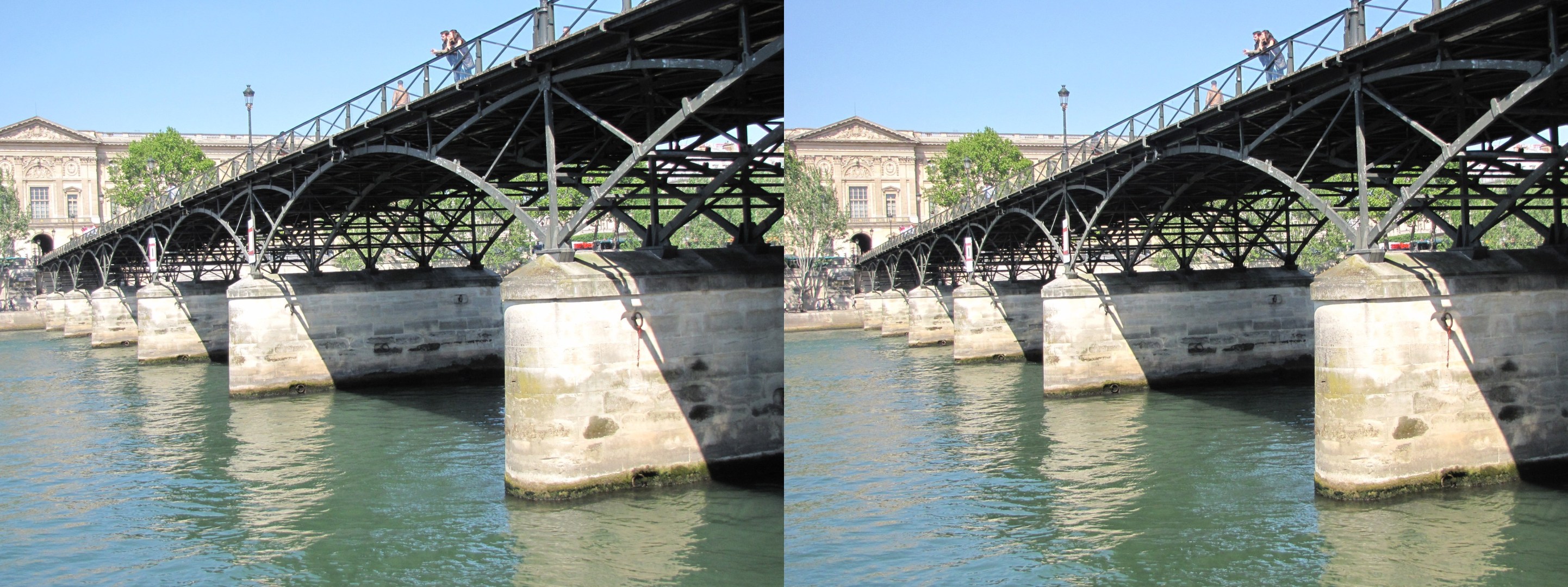 Pont des Arts, vue sur le Louvre