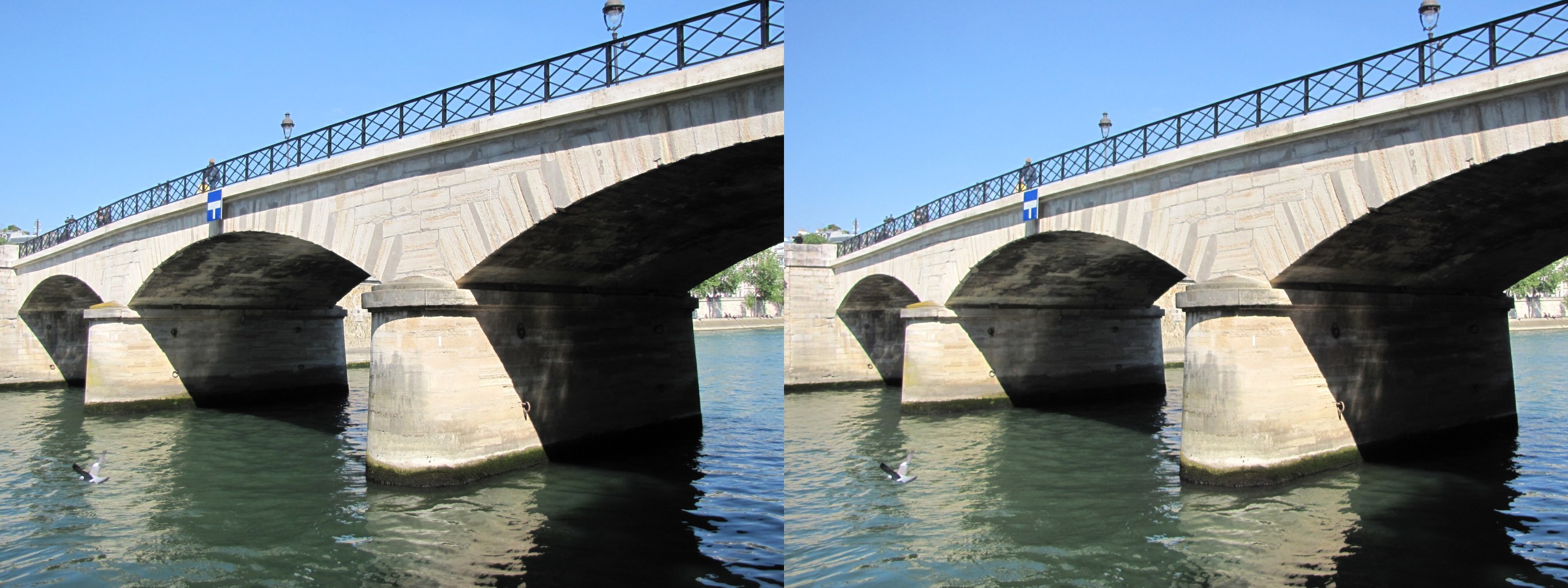 Pont de l'Archevêché entre l'Île de la Cité, et la rive gauche