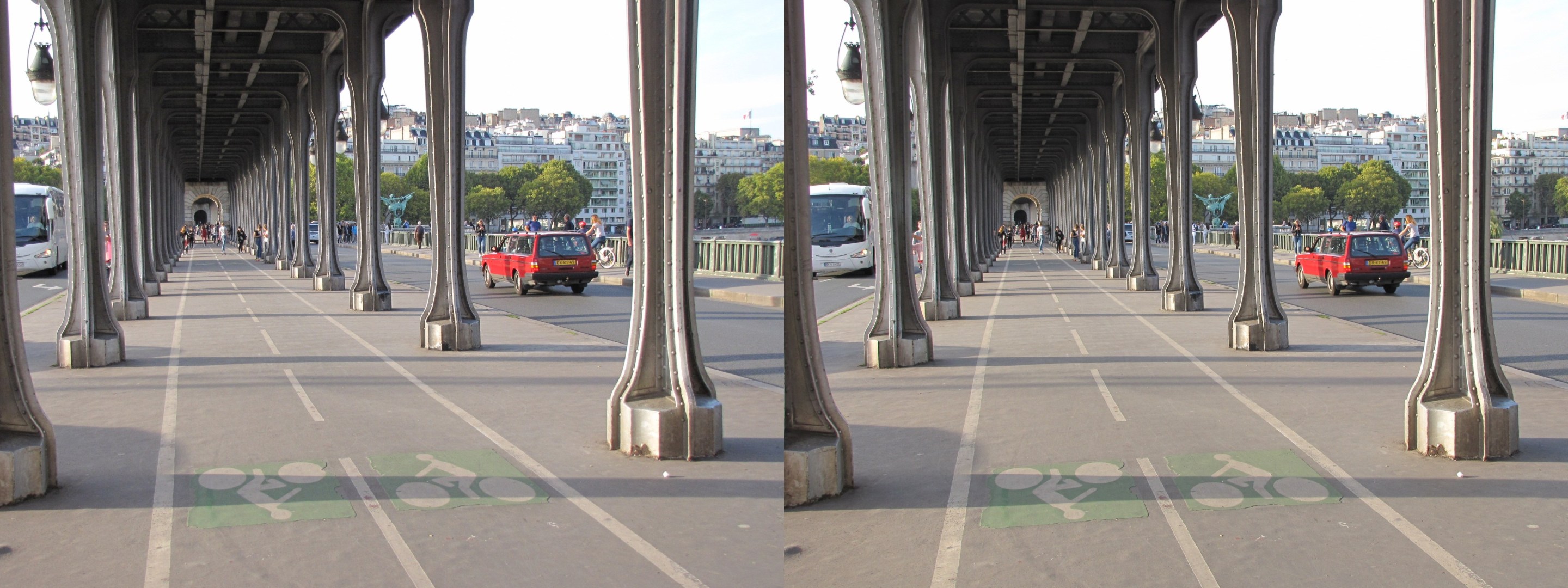 Pont de Bir-Hakeim, sous le métro