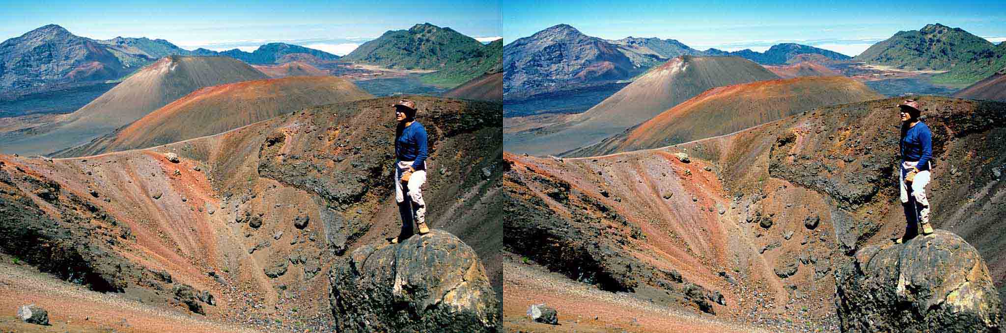 Sur la lèvre de la caldeira, une bombe volcanique sur laquelle je suis