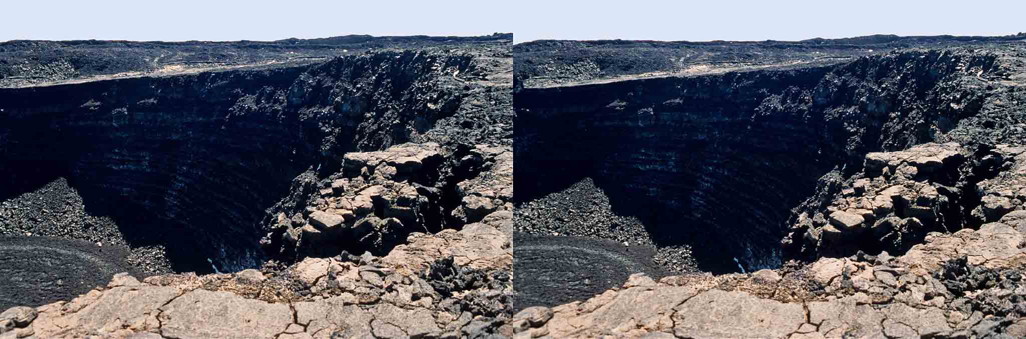 Nous voici dans la caldeira de Mauna Loa à 4000 m et au bord d?un des cratères.