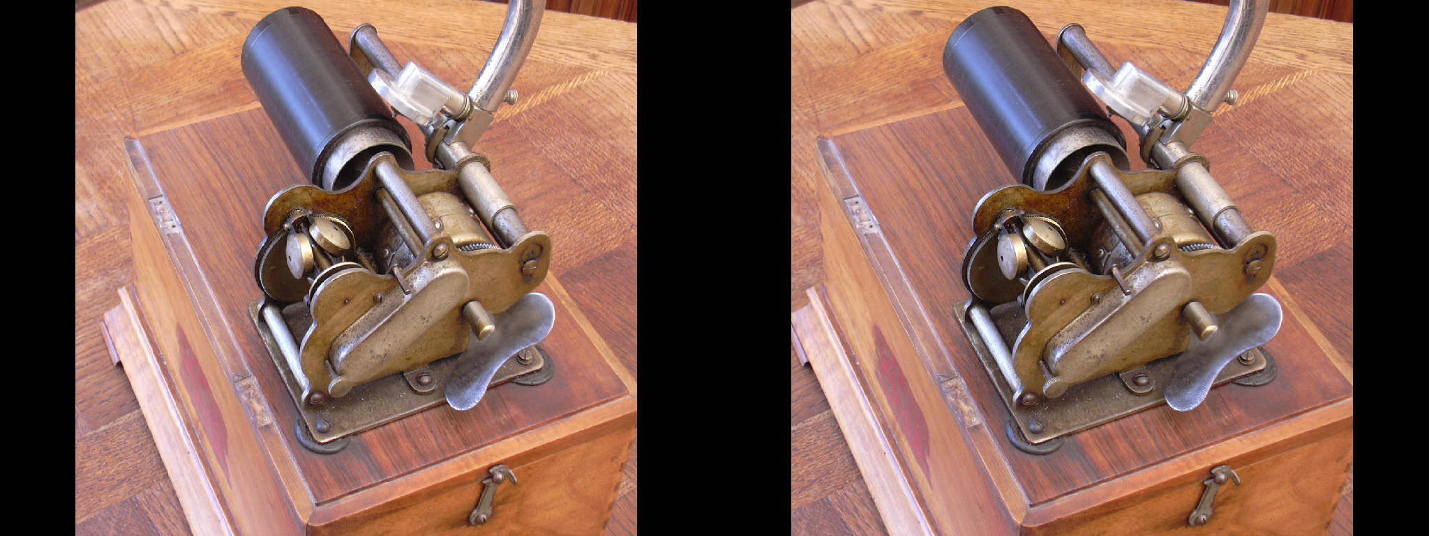 Vue détaillée du mécanisme du Graphophone simplifé également fabriqué par Columbia Phonograph Company.