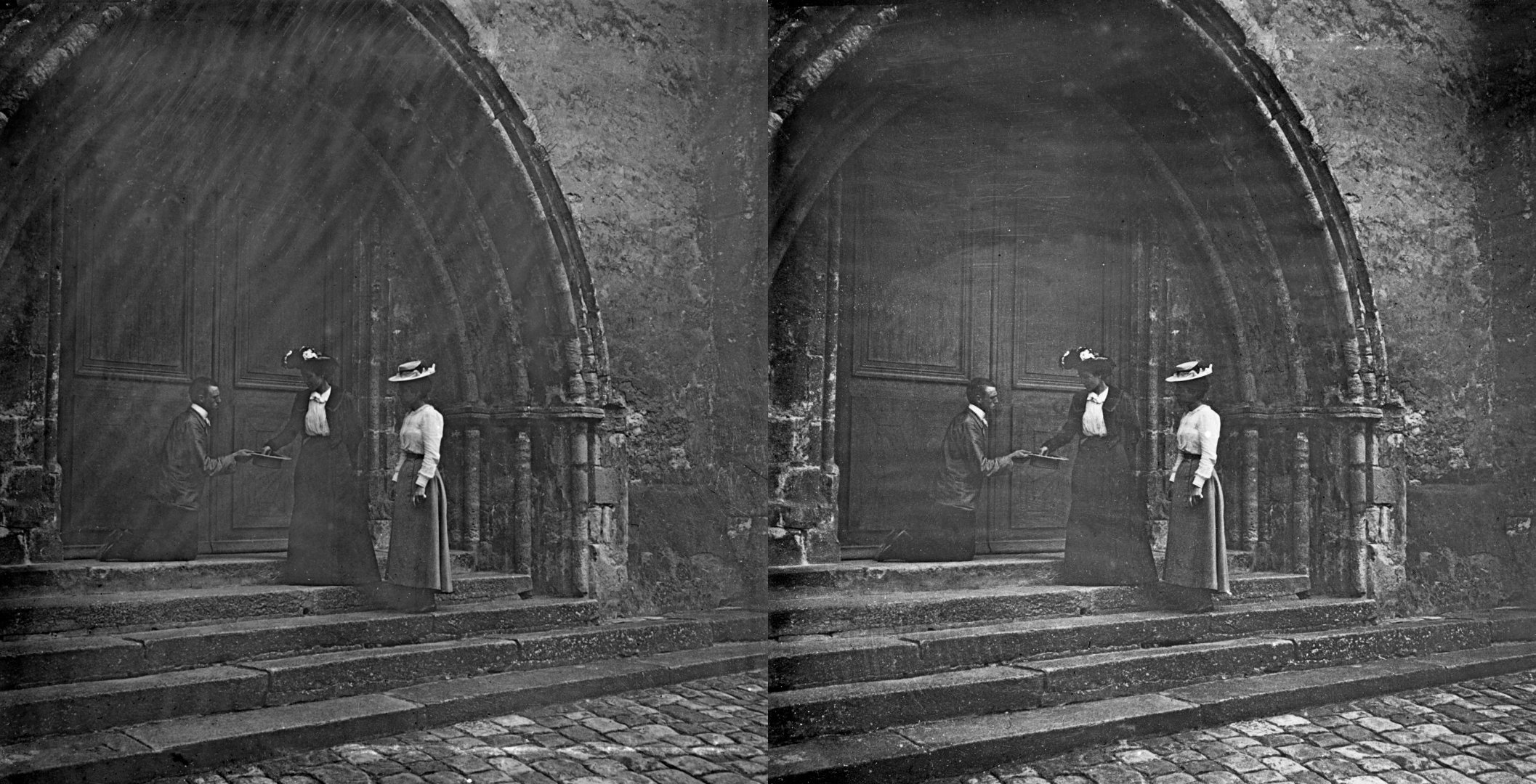 Isabelle, Lily et Victor , porche de l'église