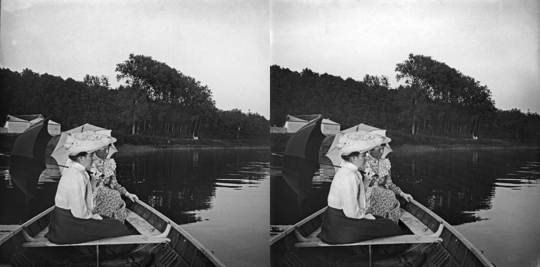 Mlle Scheffer et Isabelle en bateau