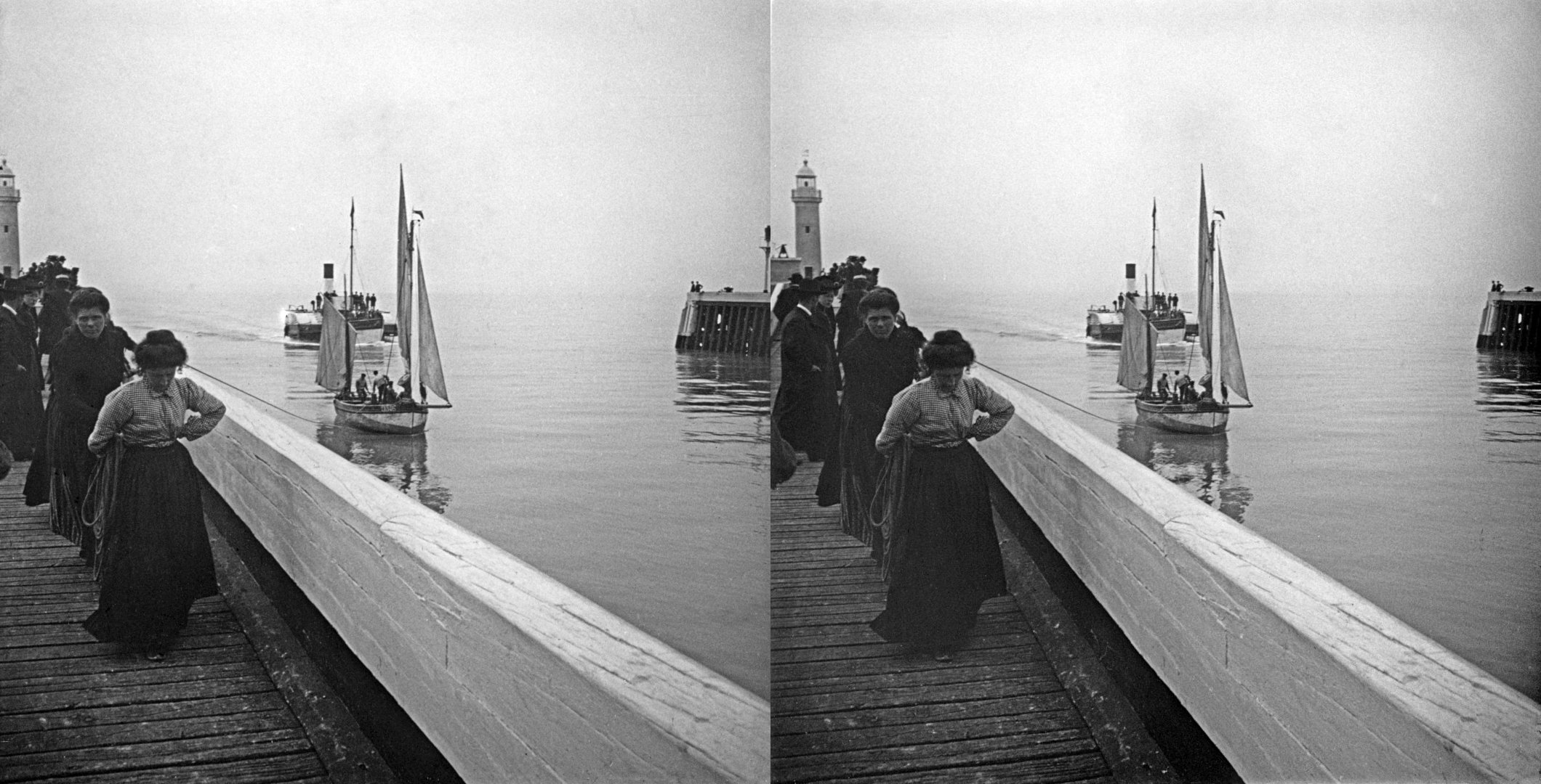 Femmes halant un bateau