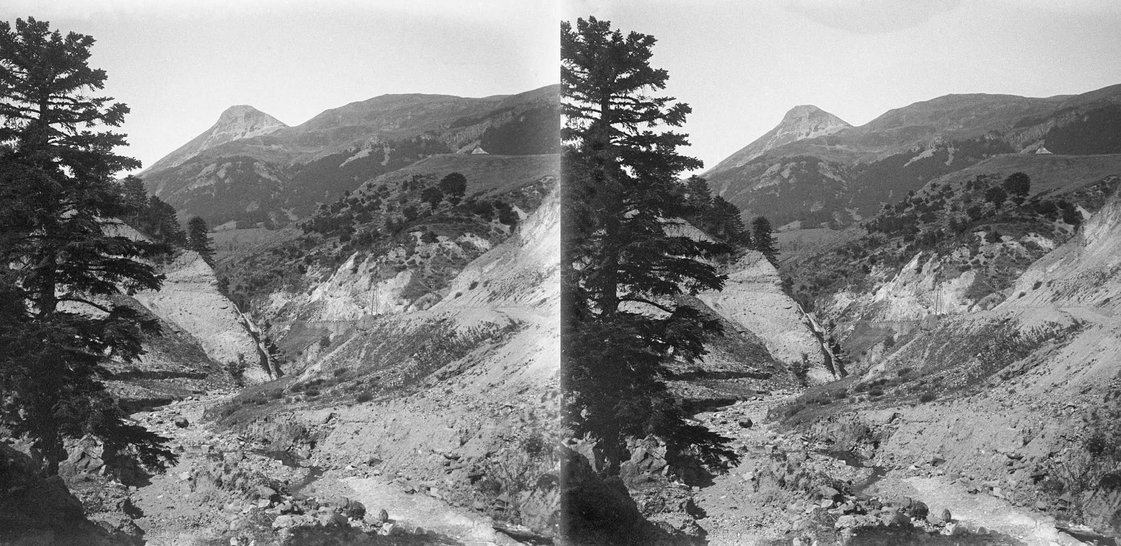 Le puy Griou, vu du lit de la Cère