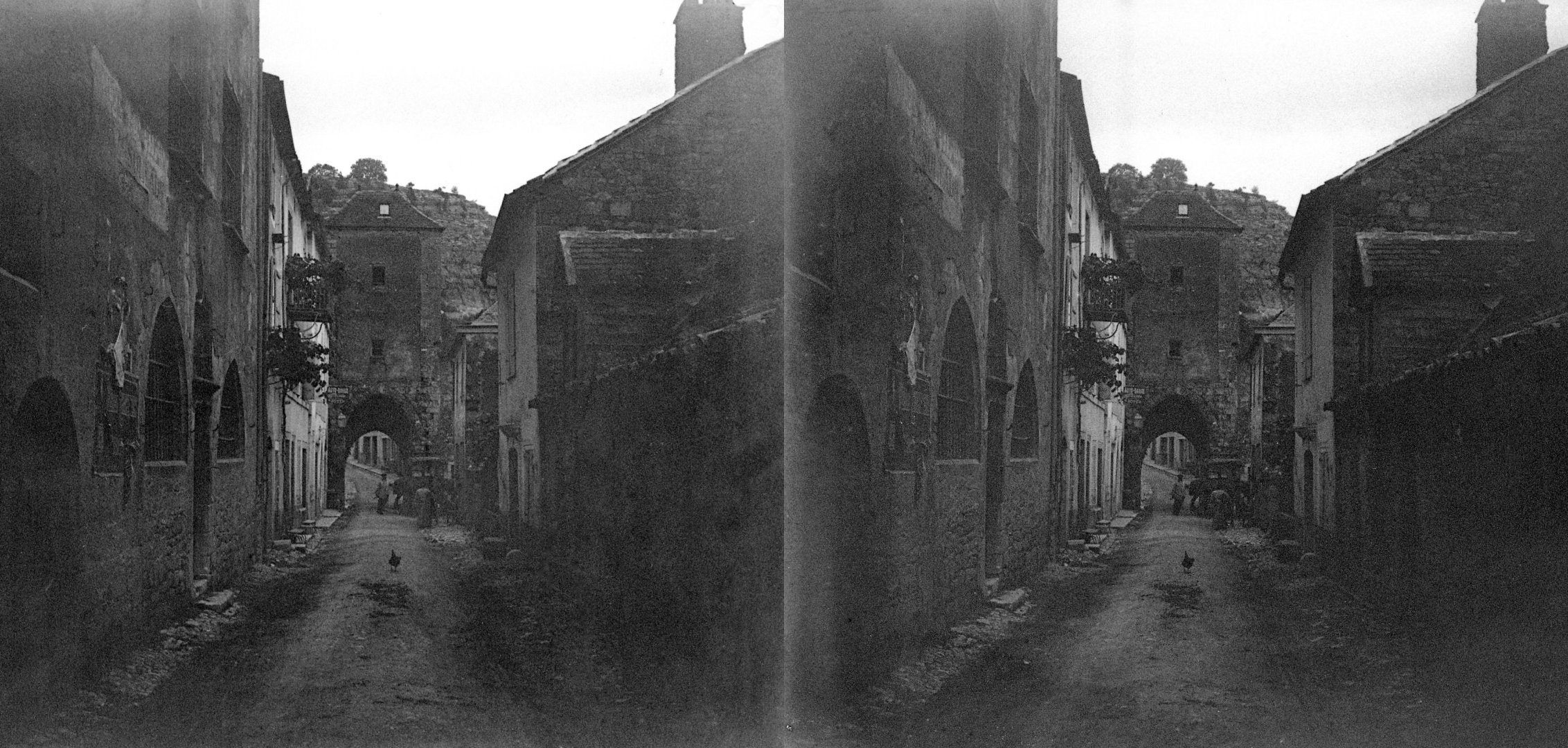 rue et vieille porte